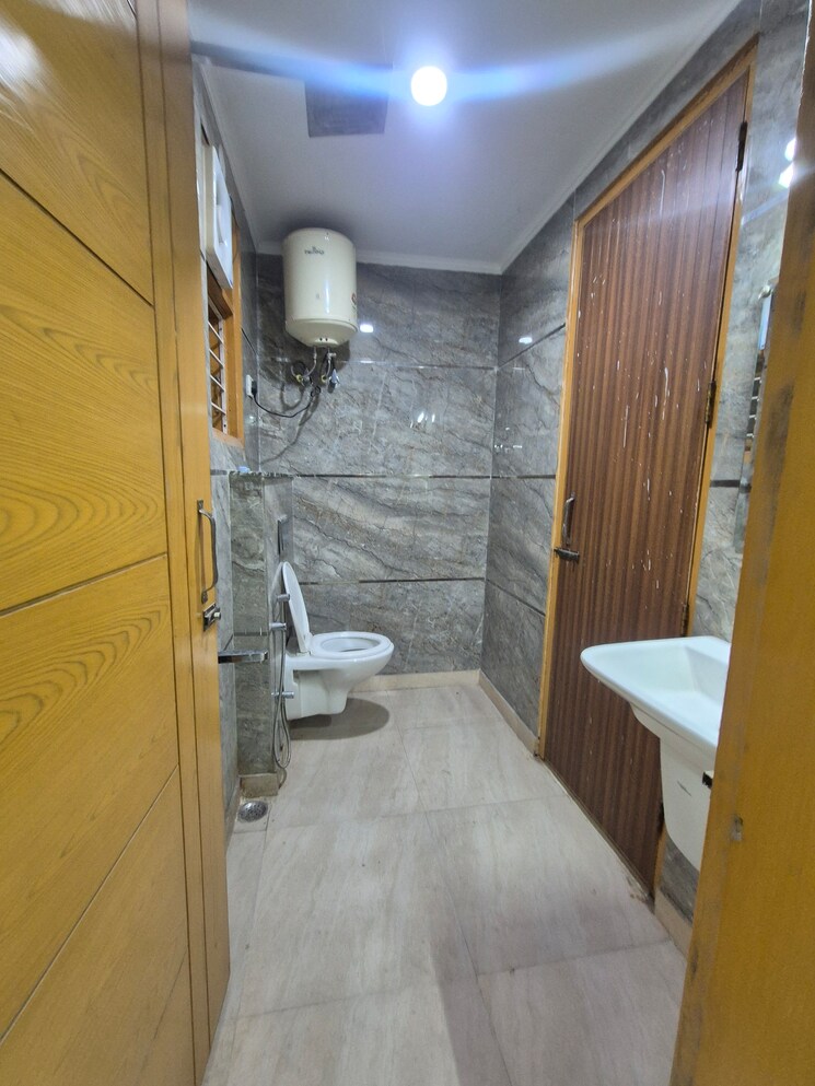 Bathroom, palm-residency-chhatarpur 3 Bedroom 1350 Sq.Ft. Builder Floor In Chattarpur Delhi 8835160
