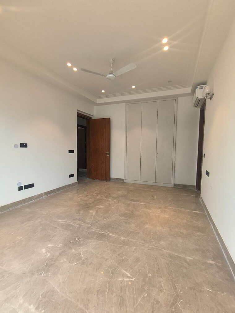 Room, south extension ii 4 Bedroom 500 Sq.Yd. Builder Floor In South Extension ii Delhi 8835191