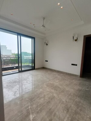 Room in 4 BHK Builder Floor at South Extension ii – for Sale