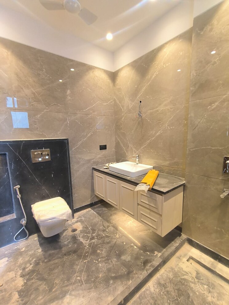 Bathroom, south extension ii 4 Bedroom 500 Sq.Yd. Builder Floor In South Extension ii Delhi 8835191