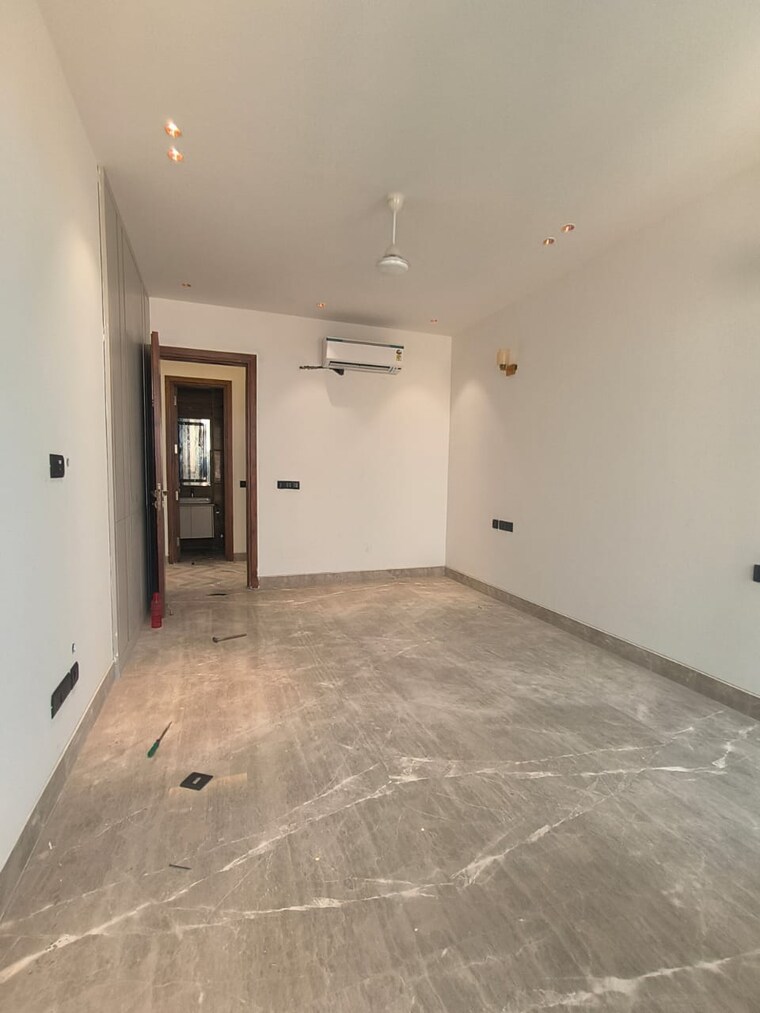 Room, south extension ii 4 Bedroom 500 Sq.Yd. Builder Floor In South Extension ii Delhi 8835191