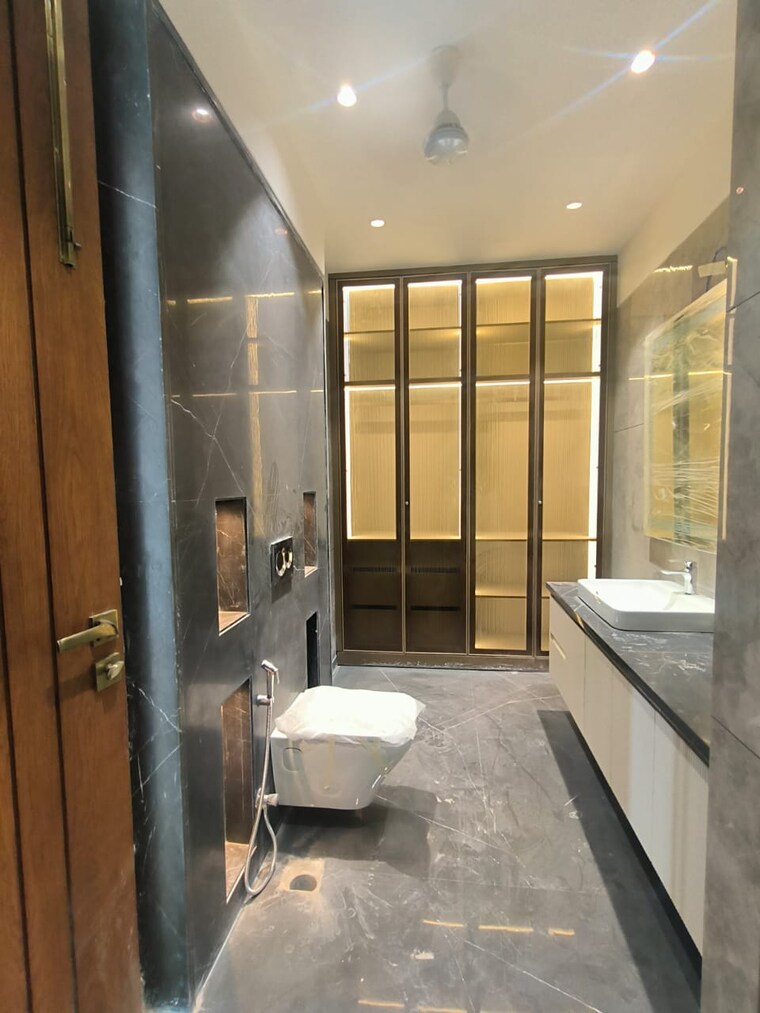 Bathroom, south extension ii 4 Bedroom 500 Sq.Yd. Builder Floor In South Extension ii Delhi 8835191