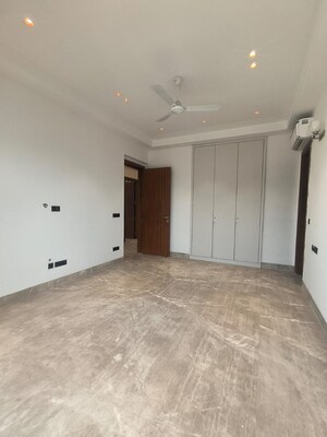 Room in 4 BHK Builder Floor at South Extension ii – for Sale