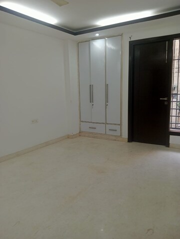 Room in 4 BHK Builder Floor at South Extension ii – for Rent