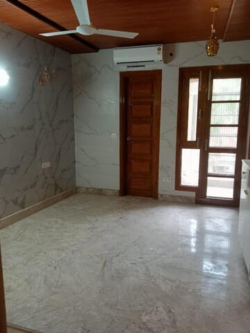 Room in 4 BHK Builder Floor at South Extension ii – for Rent