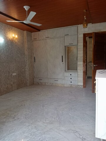 Room in 4 BHK Builder Floor at South Extension ii – for Rent