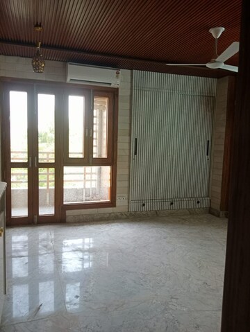Room in 4 BHK Builder Floor at South Extension ii – for Rent