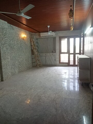 Room in 4 BHK Builder Floor at South Extension ii – for Rent