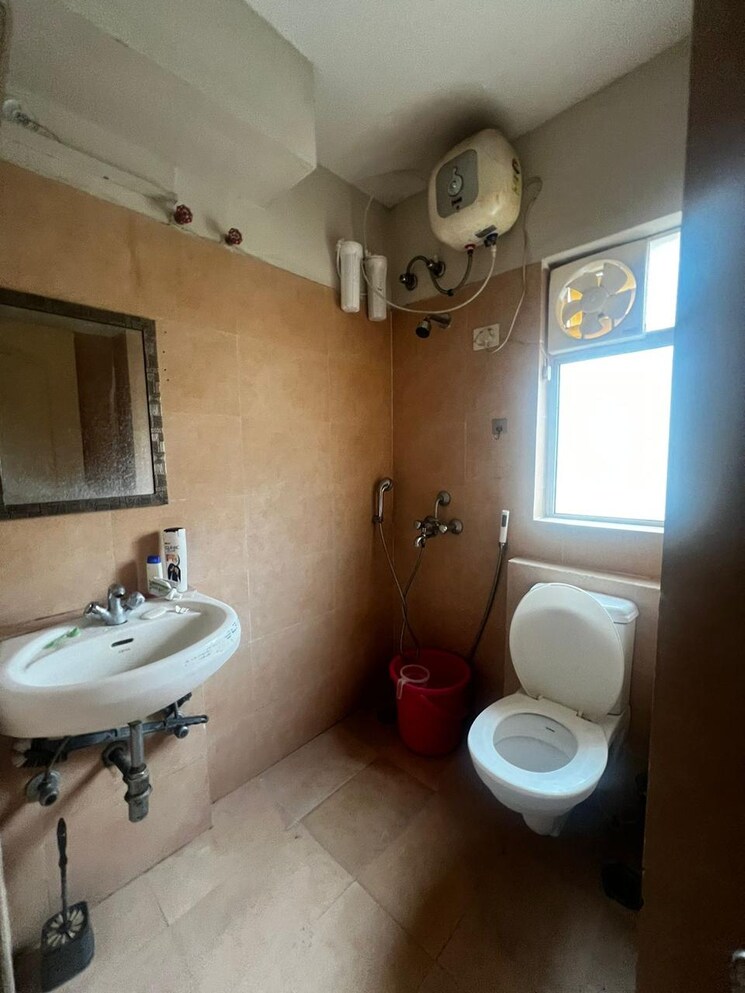 Bathroom, paras-tierea 1 Bedroom 450 Sq.Ft. Apartment In Sector 137 Noida 8835350