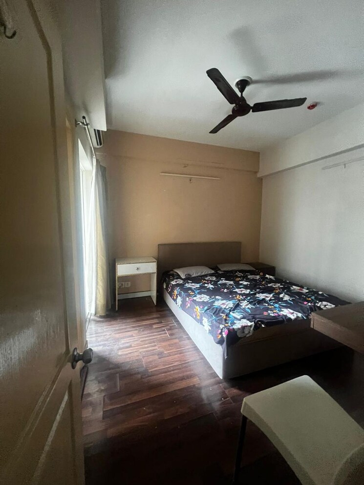 Bedroom, paras-tierea 1 Bedroom 450 Sq.Ft. Apartment In Sector 137 Noida 8835350