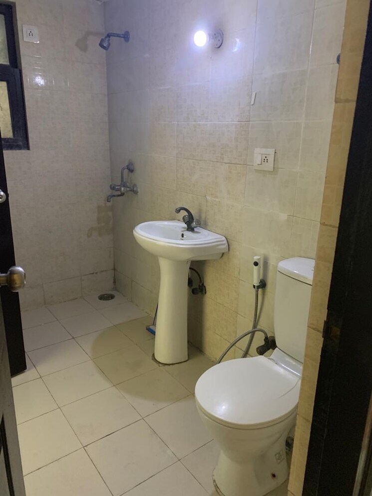Bathroom, logix-blossom-county 2 Bedroom 1040 Sq.Ft. Apartment In Sector 137 Noida 8835366