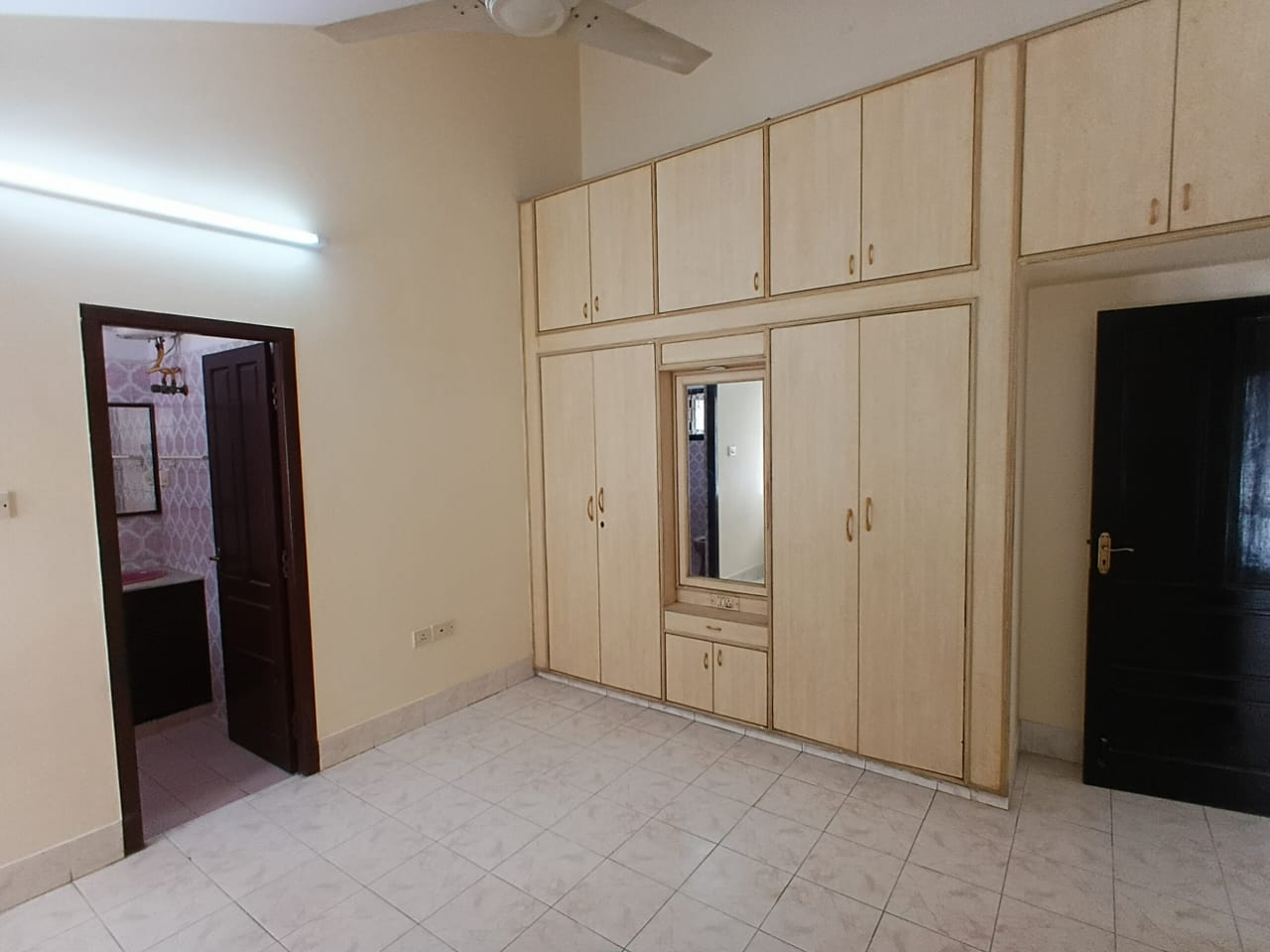 2 BHK + Extra Room Apartment For Sale in Tyagi Windwards