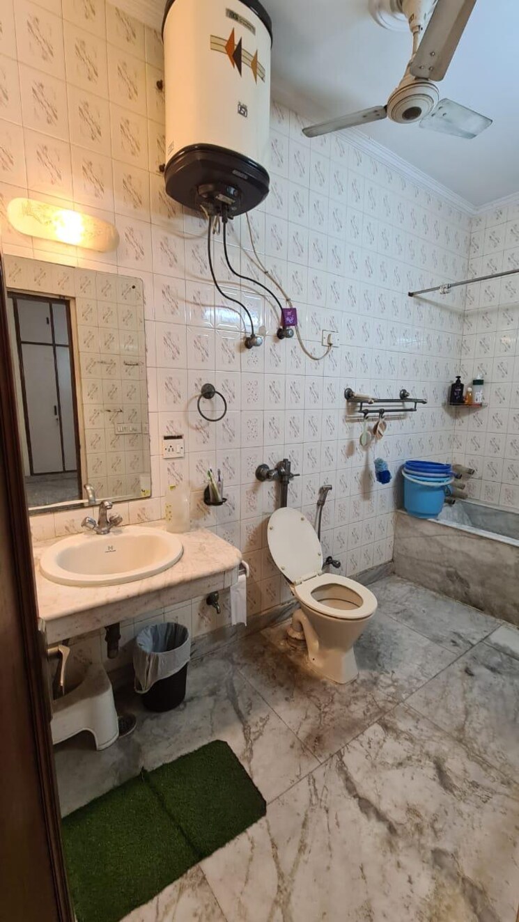 Attached Bathroom, greater kailash ii 3 Bedroom 2400 Sq.Ft. Builder Floor In Greater Kailash ii Delhi 8835737