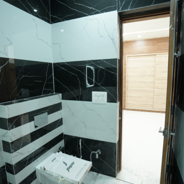 Bathroom in 6 BHK Independent House at Ambala Highway – for Sale