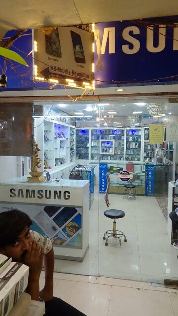 Team Area in  Shop at Hazratganj – for Sale