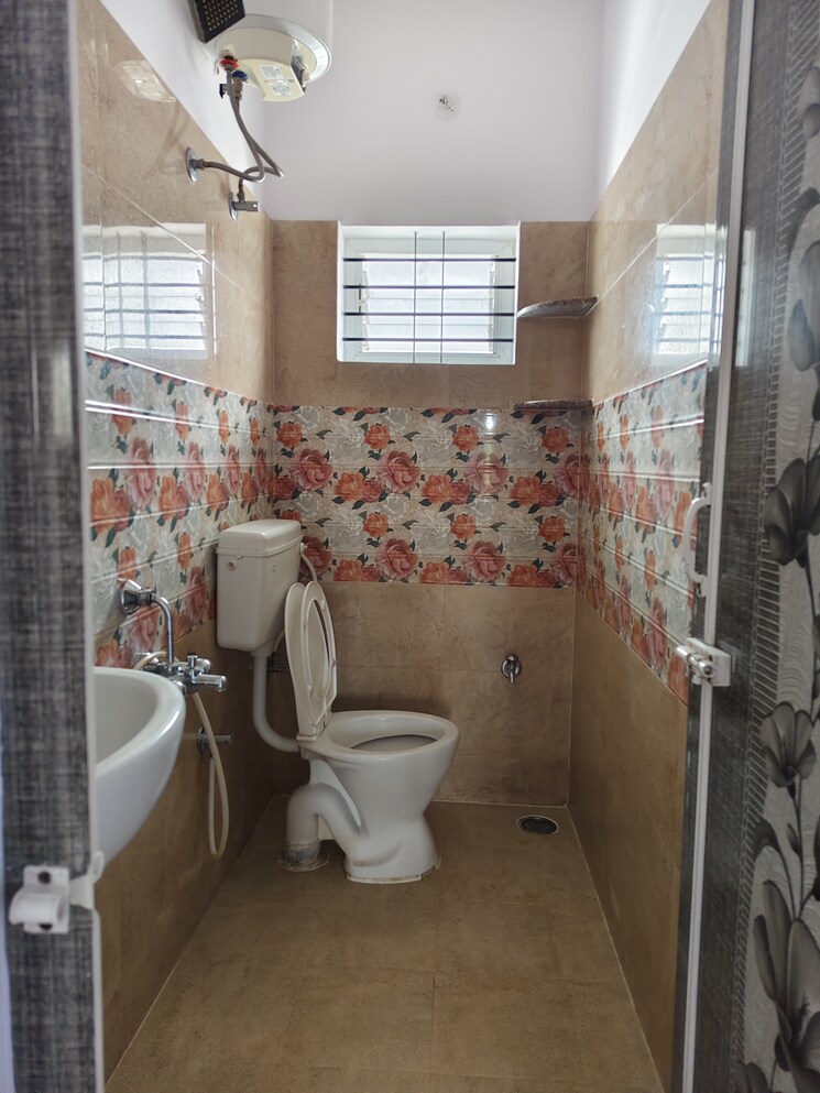 Bathroom, halasuru 2 Bedroom 900 Sq.Ft. Builder Floor In Halasuru Bangalore 8836076