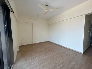 Room in 2 BHK Apartment at Hubtown Hillcrest, Andheri East – for Rent