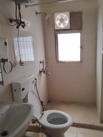 Attached Bathroom in 2.5 BHK Apartment at DLF The Princeton Estate, Dlf Phase V – for Rent