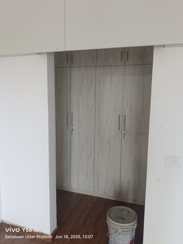 Room in 3.5 BHK Apartment at Rishita Manhattan, Gomti Nagar – for Rent