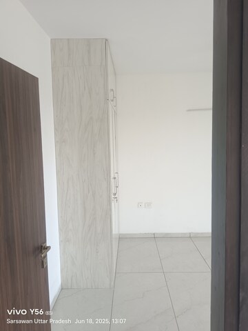 Room in 3.5 BHK Apartment at Rishita Manhattan, Gomti Nagar – for Rent
