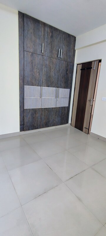 Room in 2 BHK Apartment at Gaurs Siddhartham, Siddharth Vihar – for Rent
