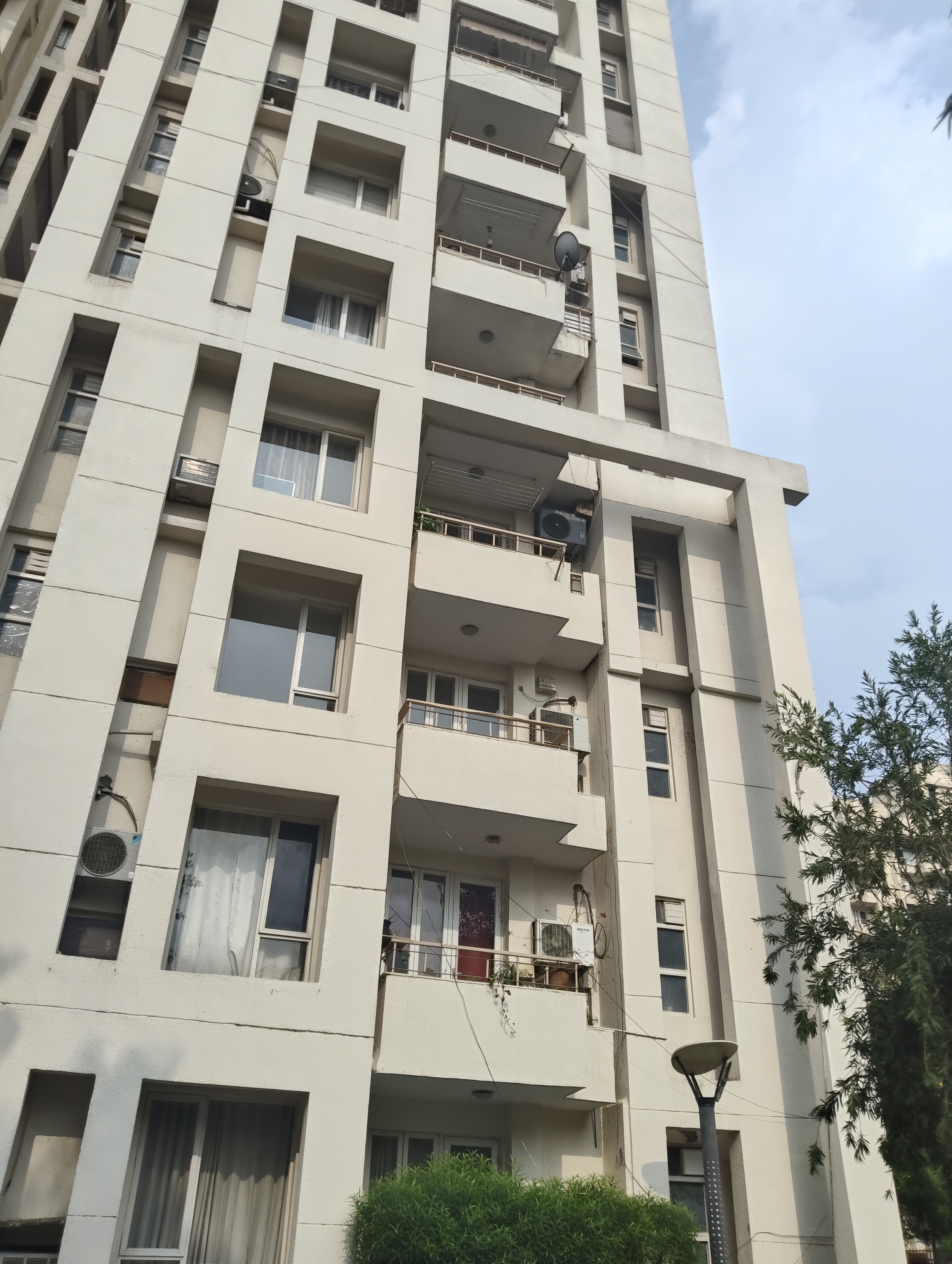 3.5 BHK + Study Room Apartment For Rent in The Legend One