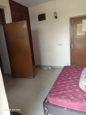 Room in 1 BHK Builder Floor at Sector 26a – for Rent