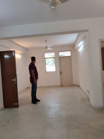 Room in 3 BHK Apartment at DLF The Wellington Estate, Dlf Phase V – for Rent