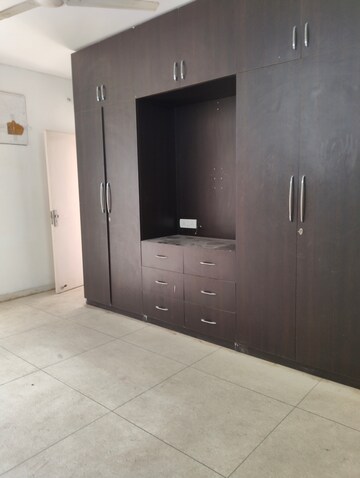 Room in 3 BHK Apartment at DLF The Wellington Estate, Dlf Phase V – for Rent