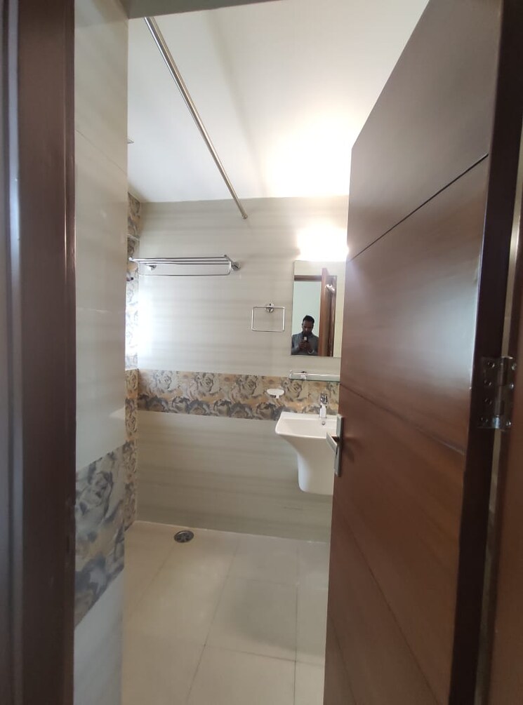 Bathroom, vasant kunj 3 Bedroom 1600 Sq.Ft. Apartment In Vasant Kunj Delhi 8836904