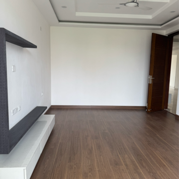 Room in 3 BHK Builder Floor at DLF Central Arcade, Sector 25 – for Rent