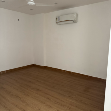 Room in 3 BHK Builder Floor at DLF Central Arcade, Sector 25 – for Rent
