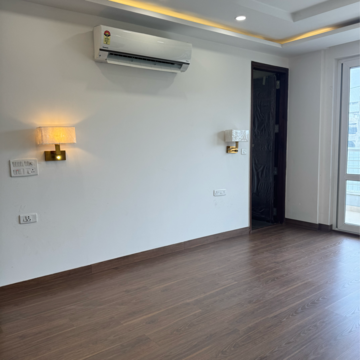 Room in 3 BHK Builder Floor at DLF Central Arcade, Sector 25 – for Rent
