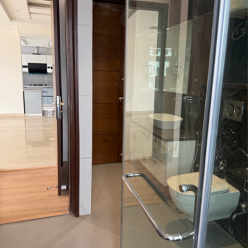 Building Lobby in 3 BHK Builder Floor at DLF Central Arcade, Sector 25 – for Rent