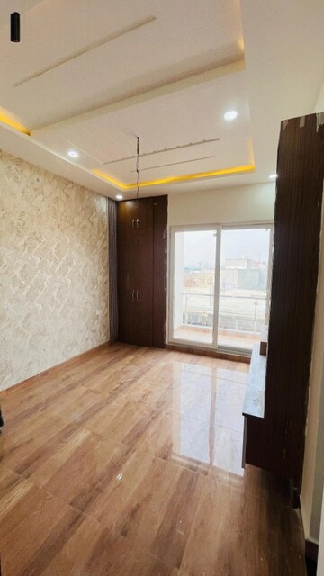Room in 3 BHK Independent House at Lal Kuan – for Sale