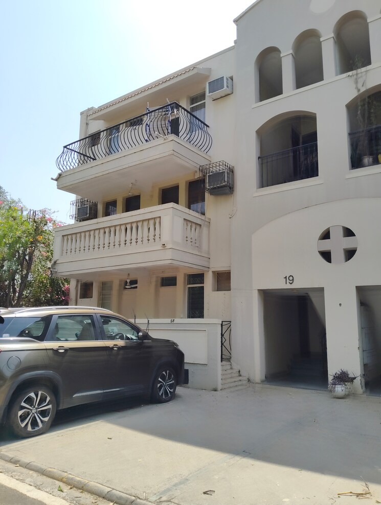 Exterior View, dlf-exclusive-floors 3 Bedroom 1500 Sq.Ft. Apartment In Sector 53 Gurgaon 8837048