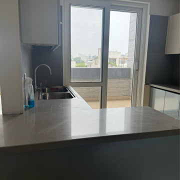 Room in 3 BHK Builder Floor at DLF Central Arcade, Sector 25 – for Rent
