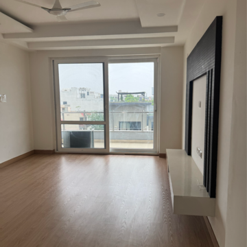 Room in 3 BHK Builder Floor at DLF Central Arcade, Sector 25 – for Rent