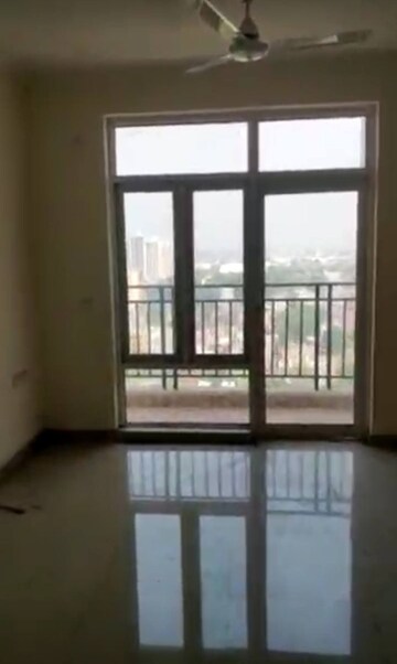 Room in 3 BHK Apartment at Omaxe Waterscapes, Gomti Nagar – for Sale