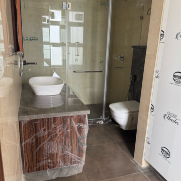 Bathroom in 3 BHK Builder Floor at DLF Central Arcade, Sector 25 – for Rent