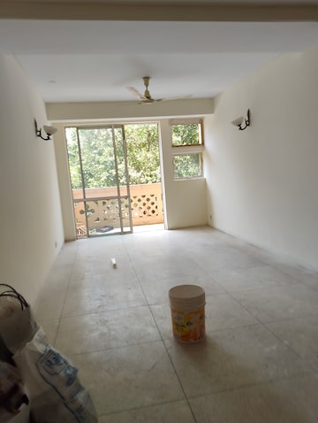 Room in 3 BHK Apartment at DLF The Carlton Estate, Dlf Phase V – for Rent