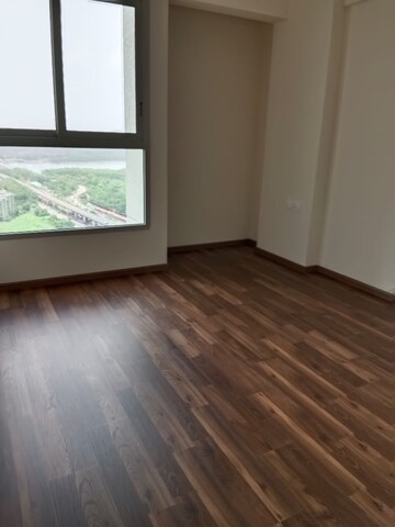Room in 2 BHK Apartment at Piramal Vaikunth, Balkum Pada – for Rent