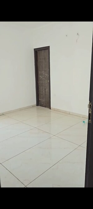 Room in 3 BHK Apartment at Omaxe Waterscapes, Gomti Nagar – for Sale