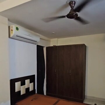 Room in 2 BHK Builder Floor at DLF Central Arcade, Sector 25 – for Rent
