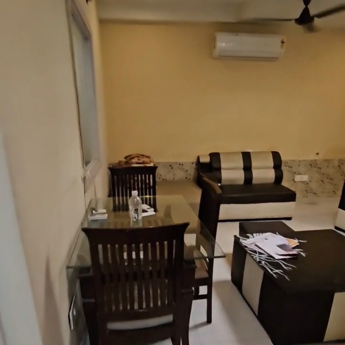 2 BHK + Pooja Room 200 Sq.Yd. Builder Floor in DLF Central Arcade