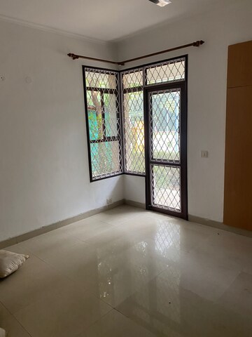Room in 3 BHK Apartment at Vipul Greens, Sector 48 – for Rent