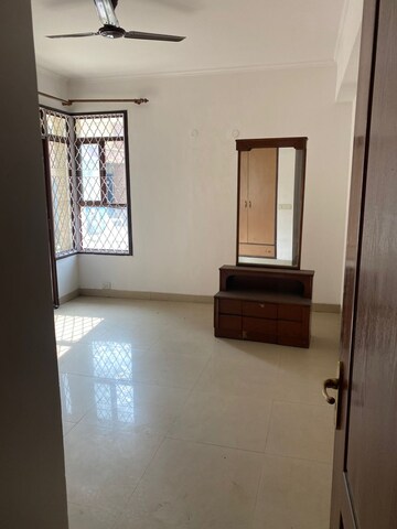 Room in 3 BHK Apartment at Vipul Greens, Sector 48 – for Rent