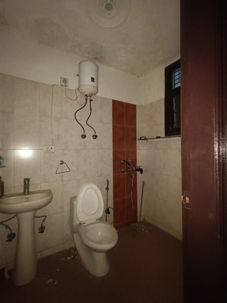 Bathroom, gyan khand i 3 Bedroom 1300 Sq.Ft. Apartment In Gyan Khand I Ghaziabad 8837585
