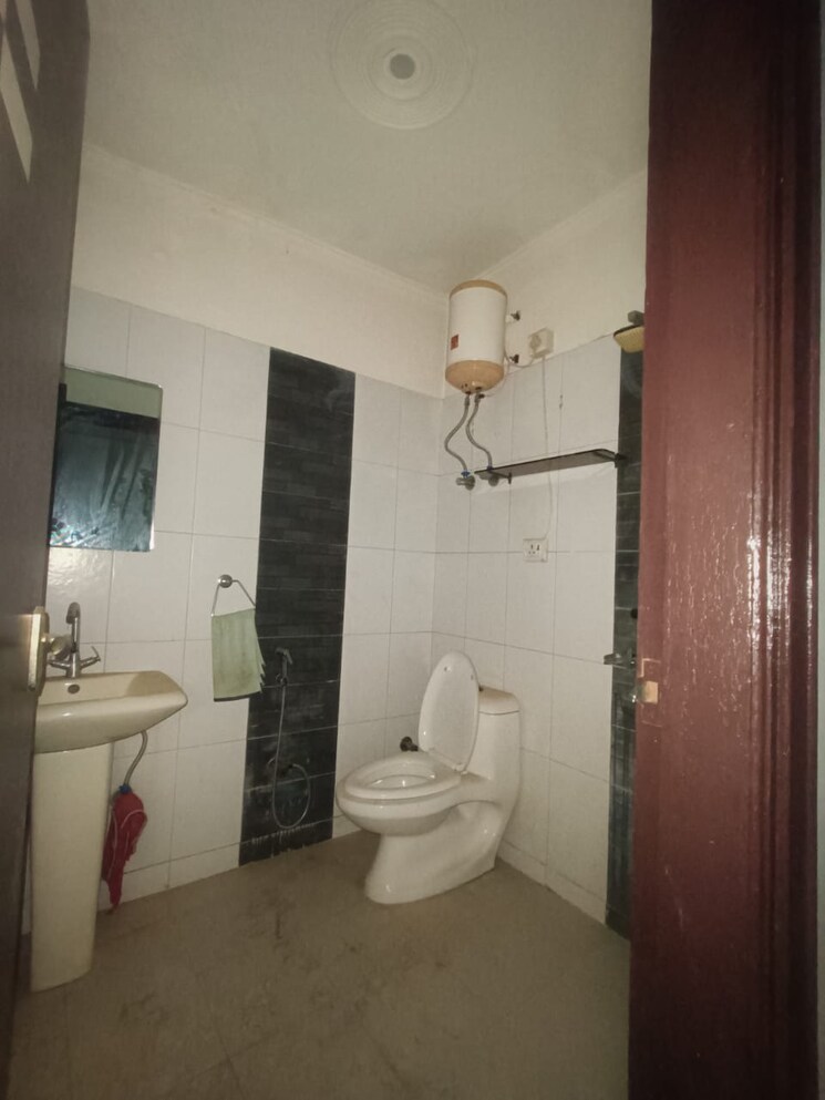 Bathroom, gyan khand i 3 Bedroom 1300 Sq.Ft. Apartment In Gyan Khand I Ghaziabad 8837585