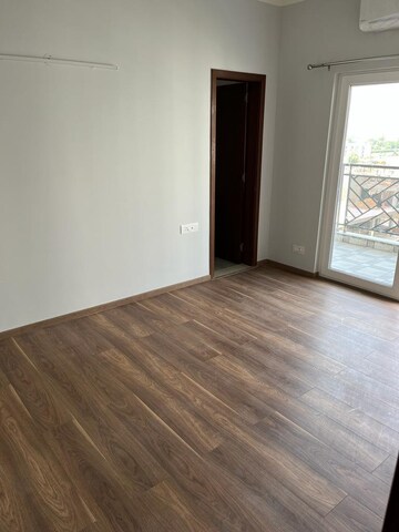 Room in 4 BHK Apartment at Central Park Flower Valley Aqua Front Towers, Sohna Sector 33 – for Rent